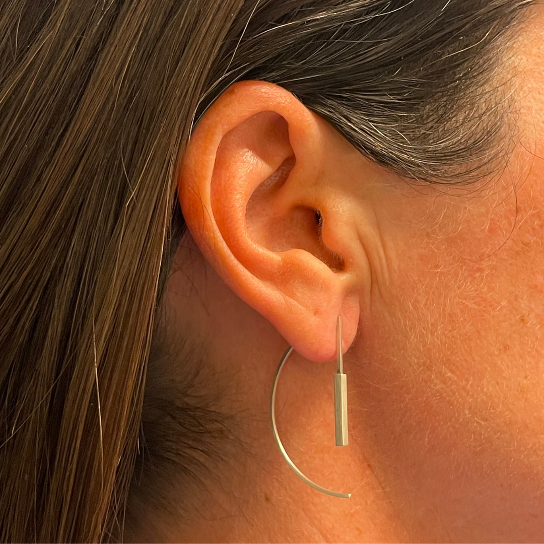 LINEAR earrings curved